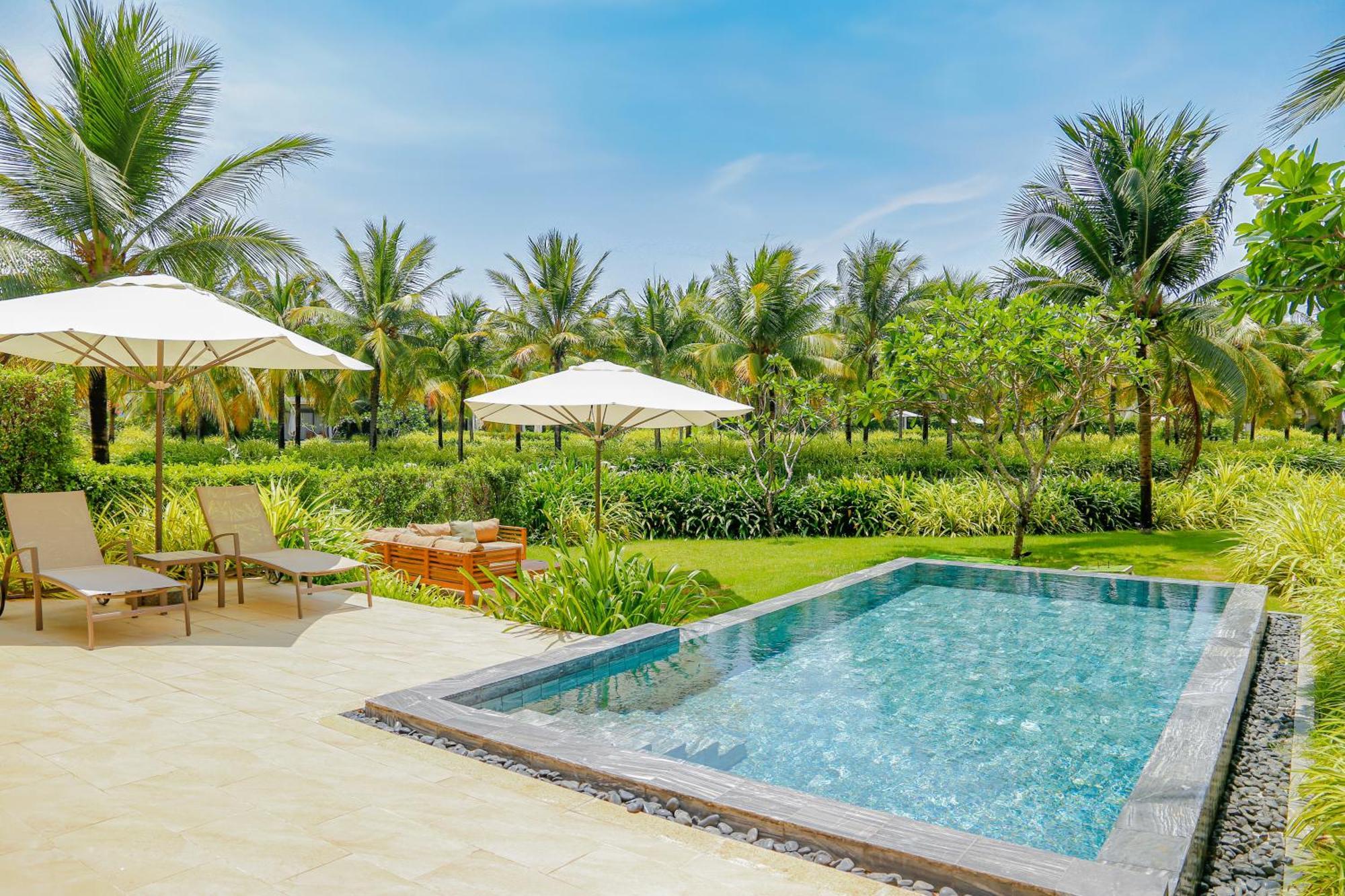 Melia Ho Tram Beach Resort Экстерьер фото A pool at the resort