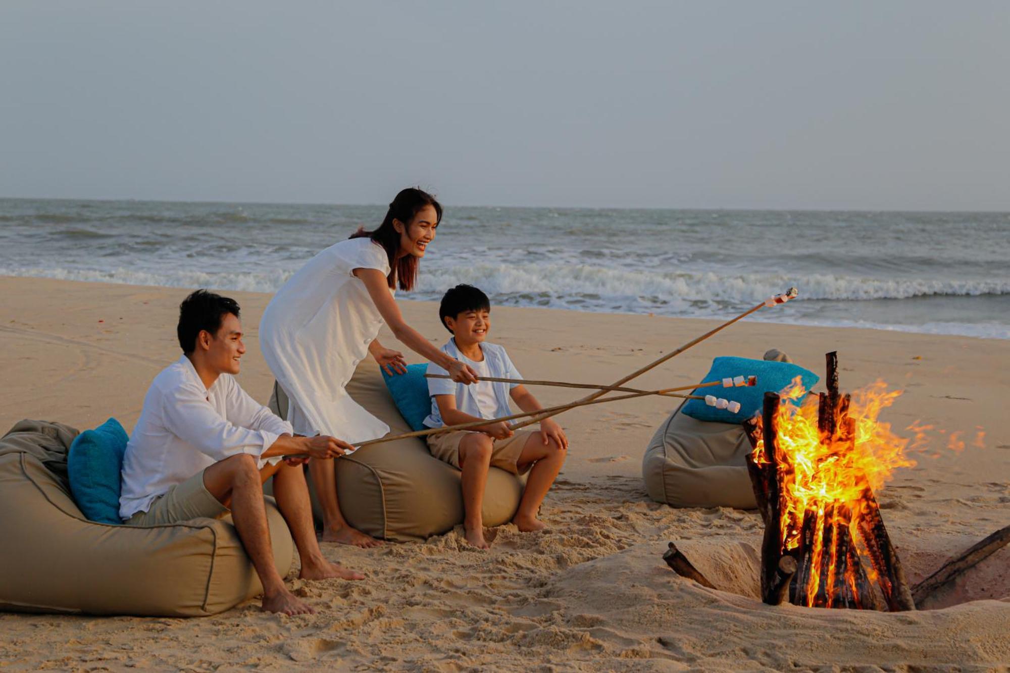 Melia Ho Tram Beach Resort Экстерьер фото A family at the beach